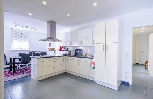 Altstadt Apartment | Modern Holiday Apartment "Konstanz City im Paradies" with Wi-Fi and Balcony
