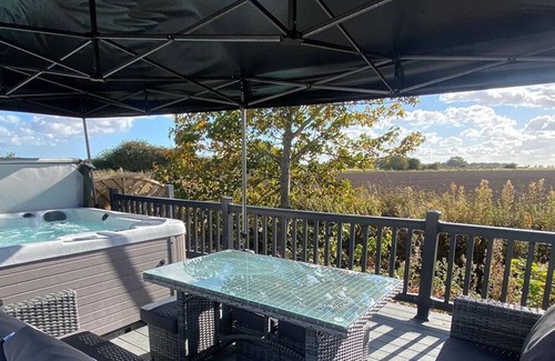 Patrington Haven House | Modern Holiday Home with Hot tub near the coast