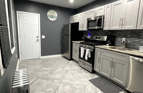 Orange Apartment | MODERN HOME 20 MINUTES AMERICAN DREAM MALL NYC EWR