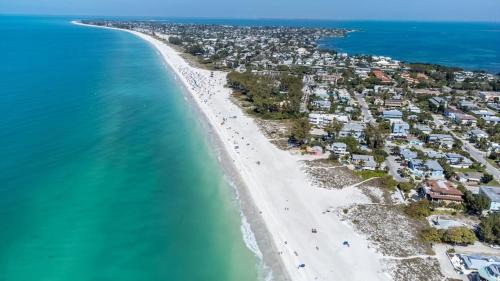 West Bradenton House | Modern home - 3K sqft - 5BR & 11 beds - brand new HOT TUB - 6 miles to AMI beaches