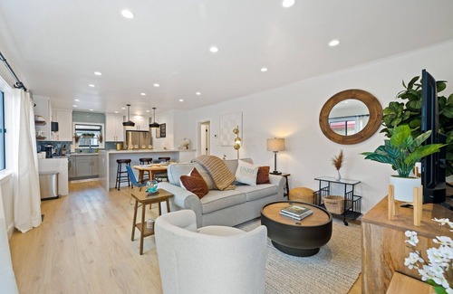 Atwater Village Apartment | Modern Home - 5 Mins walk from Atwater Village Shops and Restaurants!