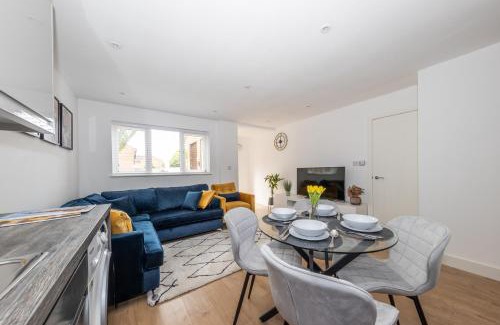 Luton Apartment | Modern home, Contractors friendly with 2 free parking spaces