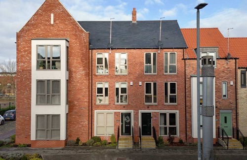 Hull House | Modern home in the Hull Marina