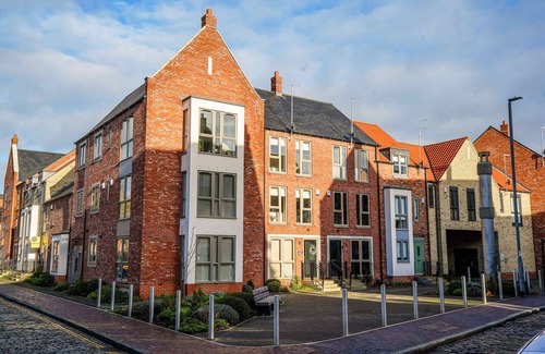 Hull House | Modern home in the Hull Marina