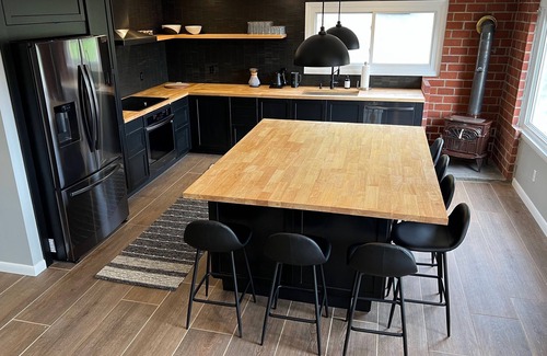 Jewett House | Modern Home: Hot Tub, Mountain Views & EV Charger