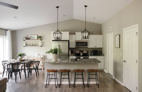 Berwick House | Modern Home ~ Hot Tub ~ Huge Game Room ~ 2mi to Adventureland