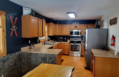 Somerset House | Modern Home in the Mountains- within walking distance to ski slopes!