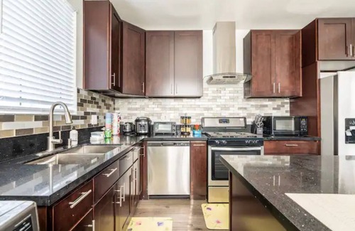 Midway City House | Modern Home Near Disneyland, Beaches, and Little Saigon