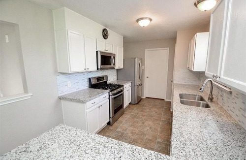 Mission Bend Villa | Modern Home - Self Check In