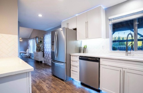 Sherwood - Tualatin North House | Modern home w/Hot Tub! In small town Sherwood with AC, WiFi, & near wine country