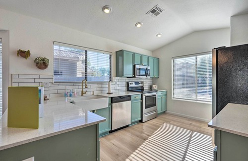 Litchfield Park House | Modern Home w/Putting Green, 2 Mi to Golfing