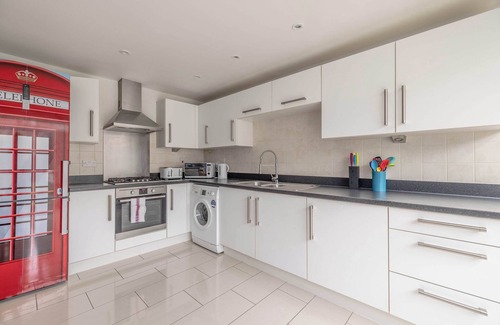 Langley Marish House | Modern Home w/Parking - Slough, Heathrow, Pinewood