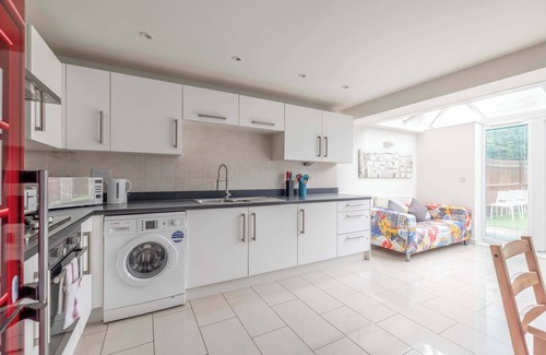 Langley Marish House | Modern Home w/Parking - Slough, Heathrow, Pinewood
