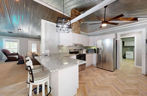 Claxton House | Modern home with full kitchen, patio and access to pond
