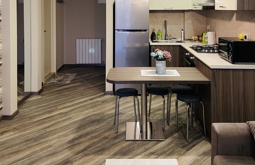 Saburtalo Apartment | Modern hosting space