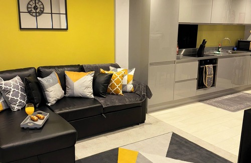 Reading City Centre House | Modern House for 6 Guests with Garden and Free Parking - 5 minutes to Oracle