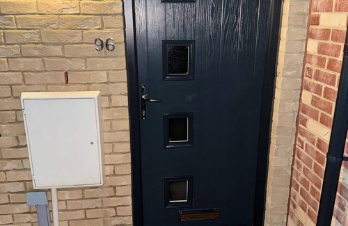 Reading City Centre House | Modern House for 6 Guests with Garden and Free Parking - 5 minutes to Oracle