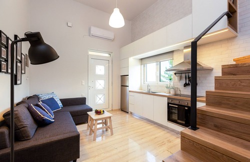 Violi Charaki Apartment | Modern House