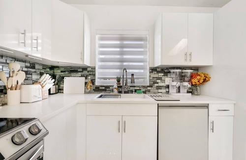 Survey Creek House | Modern house in beautiful West Boca Raton, mini-gym, pool, outdoor kitchen
