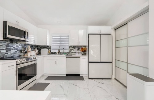 Survey Creek House | Modern house in beautiful West Boca Raton, mini-gym, pool, outdoor kitchen