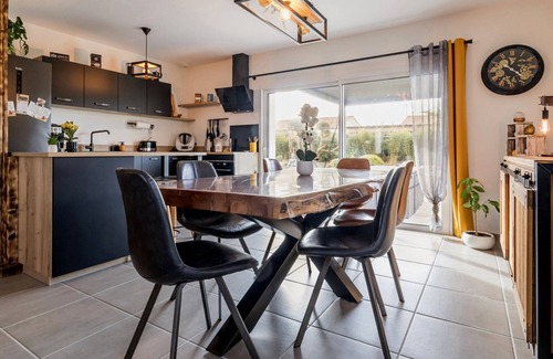 Chaumes-en-Retz Cottage | Modern House with Garden, Near Shops & Beach