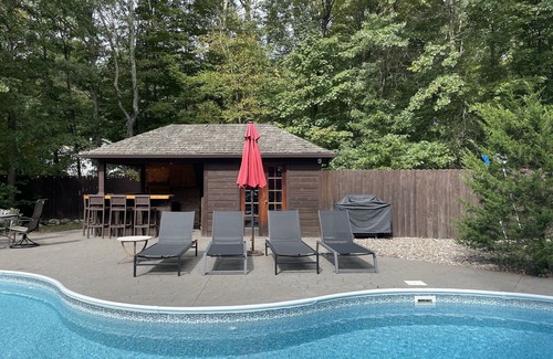 Pine Bush House | Modern Hudson Valley Oasis - 1.5hrs from NYC with heated pool, hot tub, sauna!