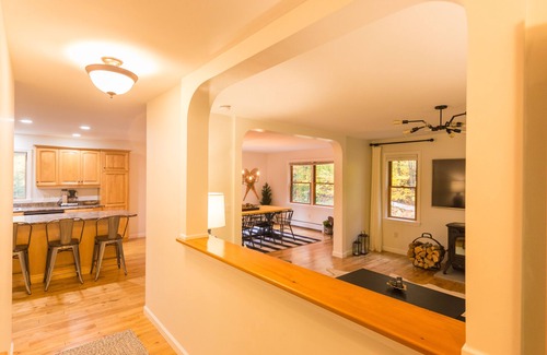 Jay House | Modern, Ideal Location, Family Friendly!