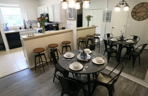 Gainesville Condo | Modern Industrial Suite ⚙️ Updated 2BD Condo