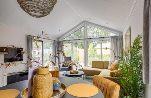 Epe House | Modern ingericht chalet op groen park op de Veluwe