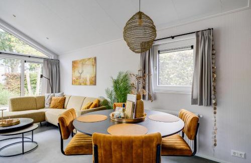 Epe House | Modern ingericht chalet op groen park op de Veluwe