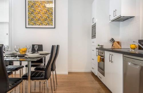 Hobart Central Business District Apartment | Modern inner-city apartment, 6 minute stroll to CBD with off-street car park