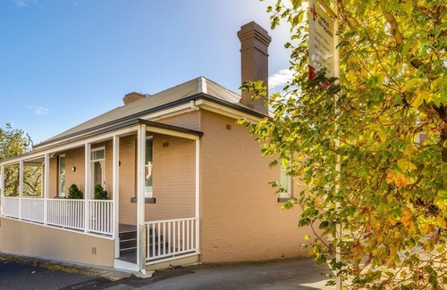 Hobart Central Business District Apartment | Modern inner-city apartment, 6 minute stroll to CBD with off-street car park