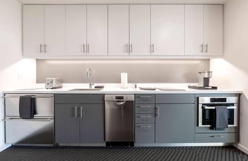 Iowa City Hotel | Modern Iowa City Suite – Steps to Campus, Cafes, Museums & Nightlife