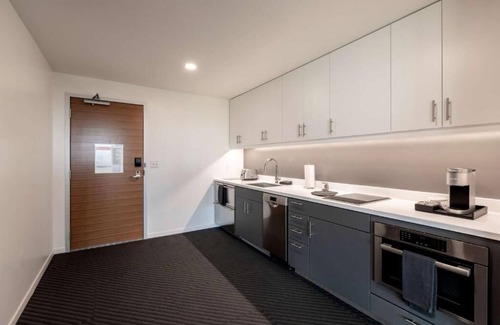 Iowa City Hotel | Modern Iowa City Suite – Steps to Campus, Cafes, Museums & Nightlife