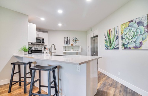 Isla del Sol Condo | Modern Isla Del Sol Condo: Walk to St. Pete Beach!