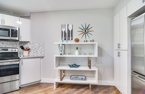 Isla del Sol Condo | Modern Isla Del Sol Condo: Walk to St. Pete Beach!