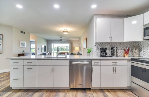 Isla del Sol Condo | Modern Isla Del Sol Condo: Walk to St. Pete Beach!