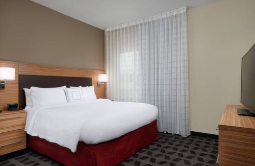 Lake Worth Hotel | Modern King Studio Near Fort Worth Stockyards and Local Attractions