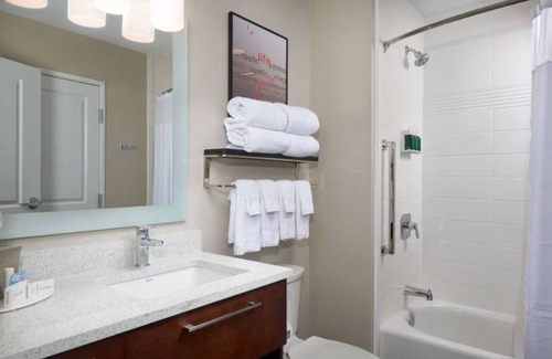 Lake Worth Hotel | Modern King Studio Near Fort Worth Stockyards and Local Attractions