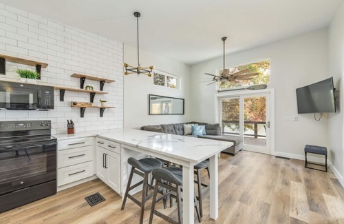 Southmont House | Modern Lake House High Rock Lake