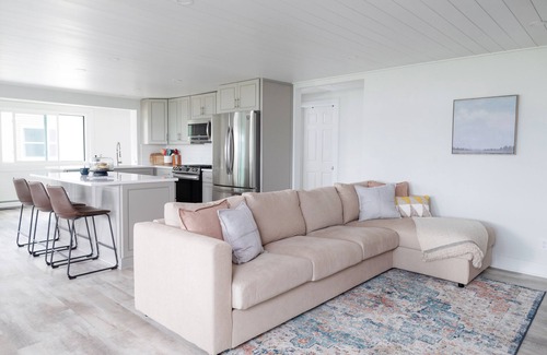 Shelbyville Cottage | Modern Lakefront Gun Lake Cottage Near Bay Pointe Inn