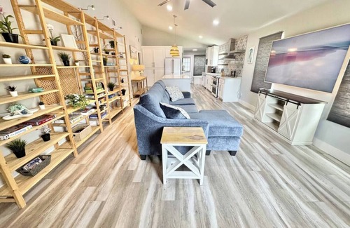 Little Elm House | Modern Lakehouse for 6, Pet+EV, Walk to the lake!