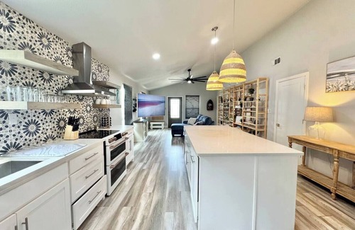 Little Elm House | Modern Lakehouse for 6, Pet+EV, Walk to the lake!