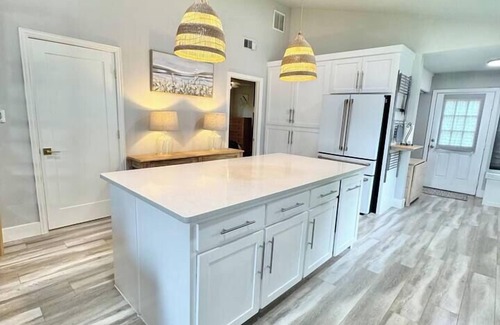 Little Elm House | Modern Lakehouse for 6, Pet+EV, Walk to the lake!