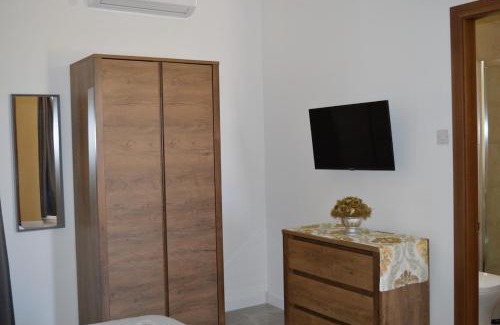 Paola Apartment | Modern Large Terraced Studio - Garden Views