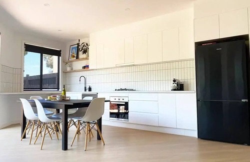 Glenroy House | Modern living - Close to city & airport ✈️