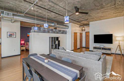 LoDo House | Modern Loft W Patio & Gym Near Union Station