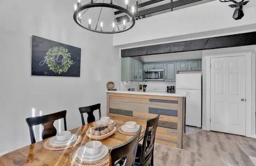 White Haven House | Modern loft w/pond view near lakes, golf & more!
