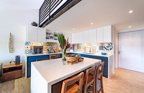 R Condo | Modern Loft - Walk to Beach, Shops & Groceries