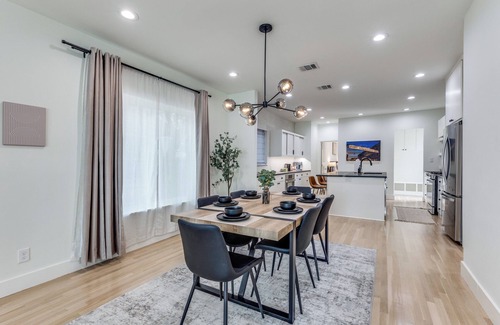 Fort Worth Cultural District House | Modern Luxe Retreat w/Patio, walk to Dickies, close to Will Rogers and TCU